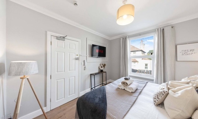 Gravesend Apartment | Long Stay Ready | King Bed | Kitchen | WiFi | Town