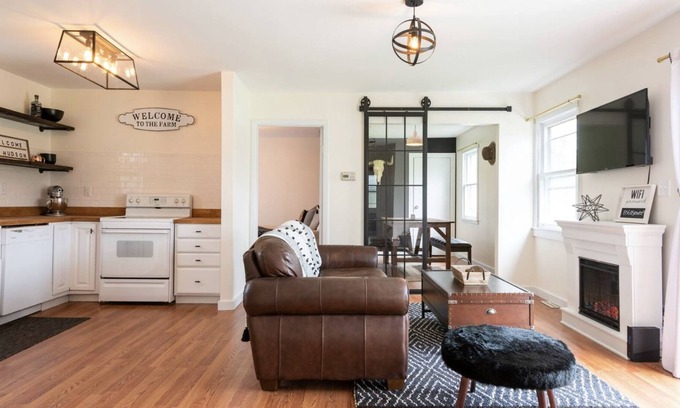 Hudson House | Long term or short term furnished peppercorn cottage!