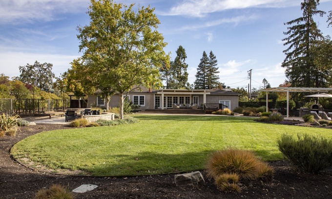 St. Helena House | Long term rental.serenity found off of iconic Zinfandel Lane!