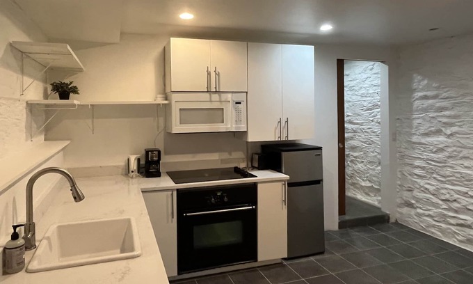 Greenpoint Apartment | Long-term renters welcome (20% discount) 3-room apt in prime area of Brooklyn.