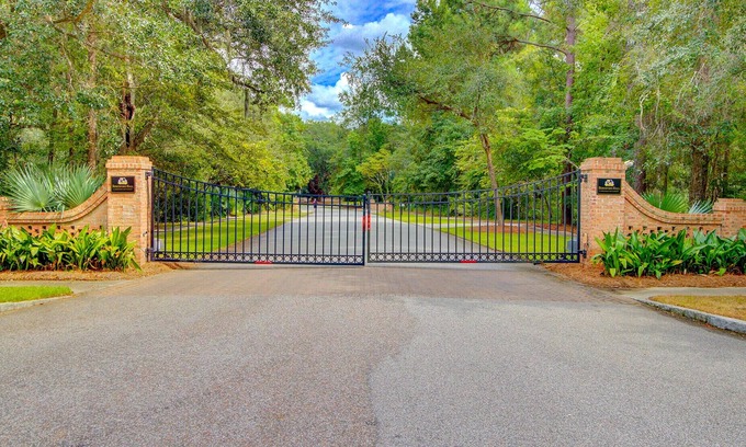 Charleston House | Long Term stay in 4-bedroom house in charming Charleston SC.nIdeal for families.