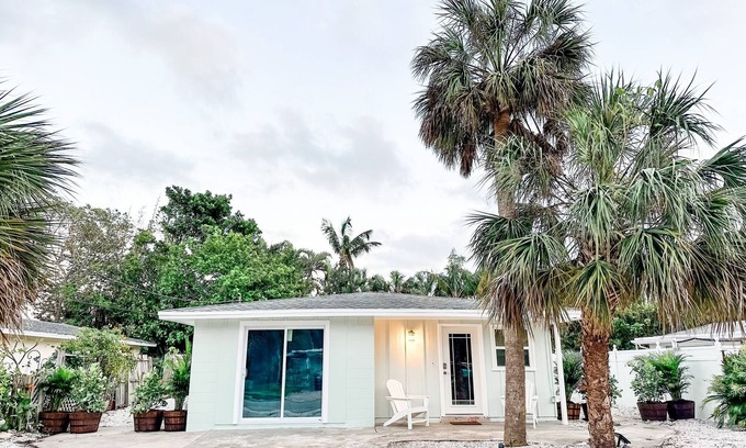 Longbeach Village House | Longboat Key beach house - 5 min walk to the beaches and top local restaurants