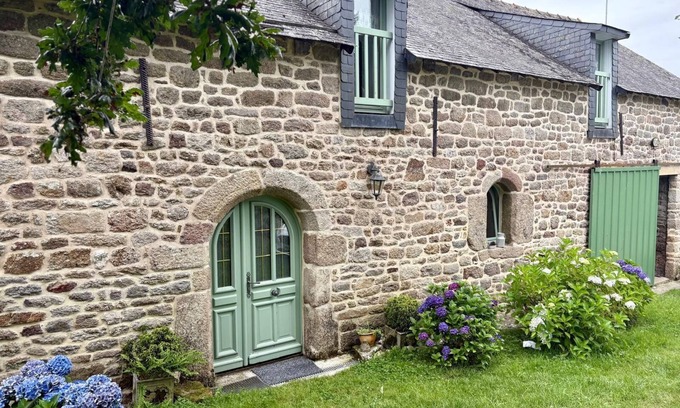 Le Croisty House | Longere Bretonne Dans UN Havre DE Verdure