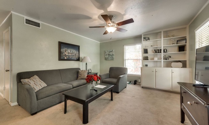 Central Arlington House | Longhorn Estate ★ Sleeps 7 ★ 3 BD Arlington Home
