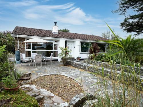 Rock House | Longhouse Bungalow