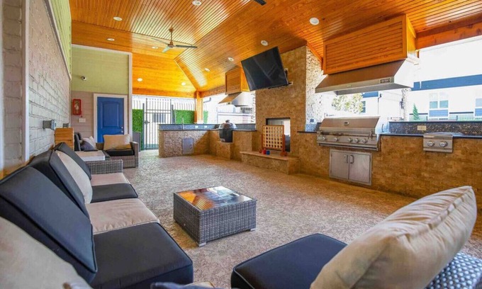 North Houston Apartment | LongStayDiscount, pool/gym/bbq/KINGbed@theHeights