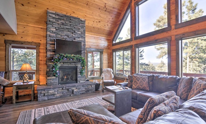 Mammoth Creek Cabin | 'Longview Lodge' w/Furnished Deck & Fire Pit!