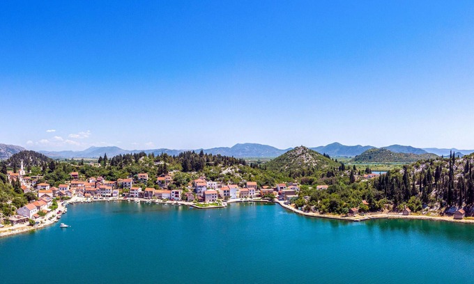 Ploce House | Look forward to a sunny semi-detached house with barbecue and large open terrace.