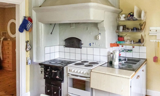 Norrtalje House | Look forward to this inviting vacation home with a large garden near the lake