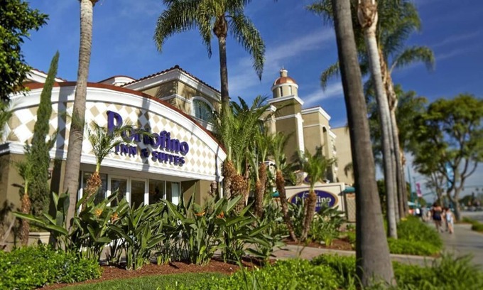 Anaheim Resort Hotel | Look No Further! Steps from Disneyland with Pool & Free WiFi!