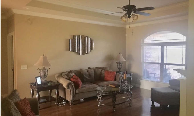 Farmington House | Looking for a fantastic home that is well-stocked? Look no further!