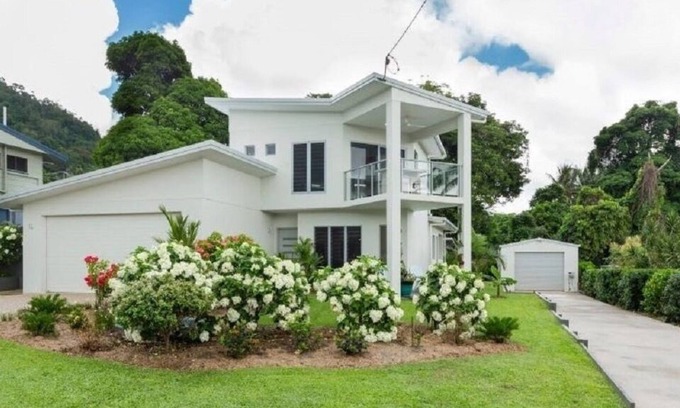 Bingil Bay House | Looking for a relaxing getaway just a stone’s throw from the beach?