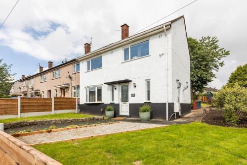 Belthorn House | Lookout 5-Bed House in Darwen Blackburn BB1 Free Parking Roadside