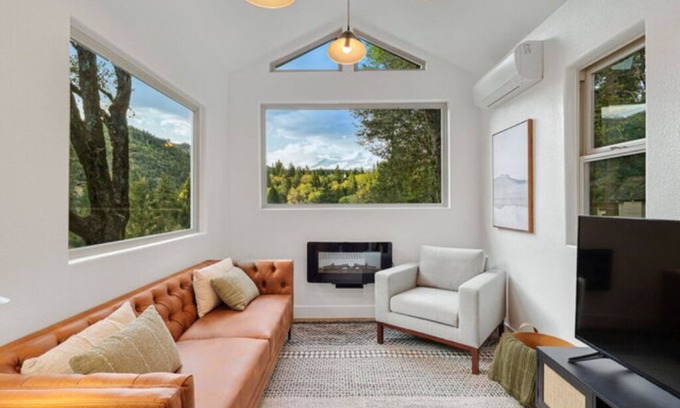 Dunsmuir Cabin | Lookout Cabin (Hot Tub)