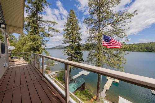 Loon Lake House | Loon Lakeside Dockside Retreat