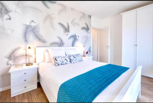 Albate Apartment | Lora feathers Suite, free parking, self check in,4