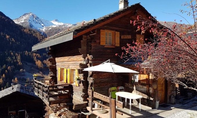 Ayer Ski Chalet | loraha