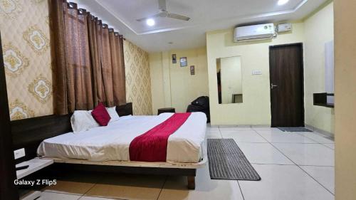 Sanwer Hotel | Lord Krishna Guest House