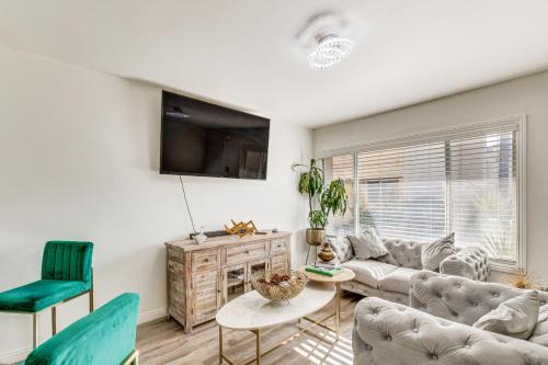 Valley Glen House | Los Angeles Townhome Off-Street Parking and Balcony