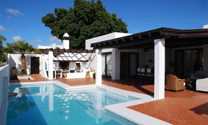 Costa Teguise Villa | Los Helechos, Charming villa, pool with hydromassage and a large covered terrace