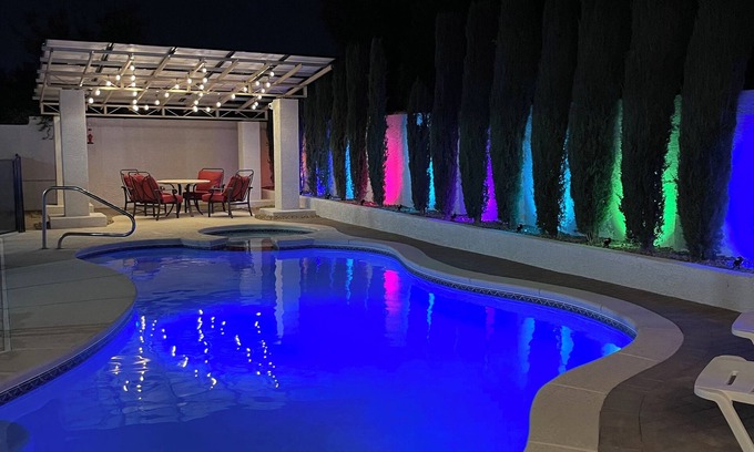 Las Vegas House | Los Pinos RetreatnAmazing home with private sparkling pool and in ground jacuzzi