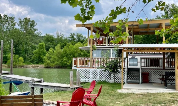 St. Clair Boat Rental | Lost Hill Lake Happy Dayz Houseboat