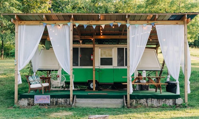 St. Clair RV Rental | Lost Hill Lake Charming Camper
