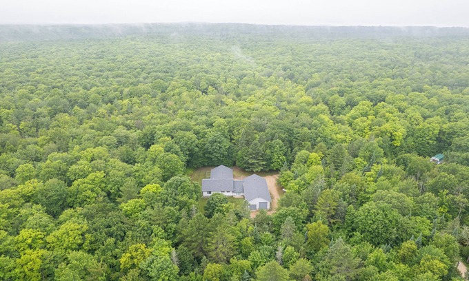 Munising House | Lost in the Woods- Sleeps 10, ATV-friendly roads, and a fire pit.