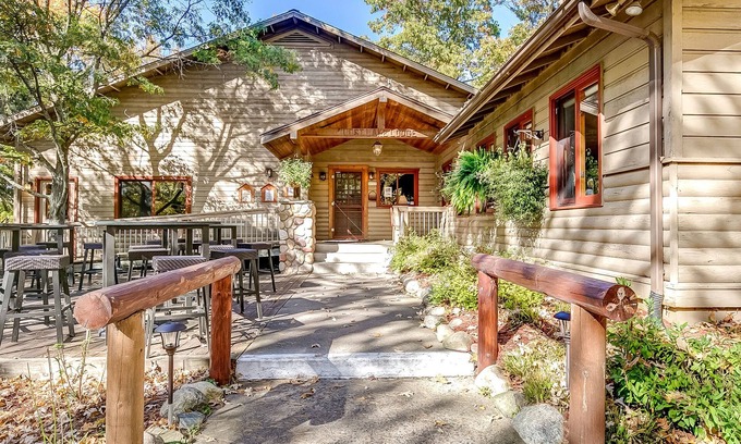 Lake Shore Cabin | Lost Lake Lodge