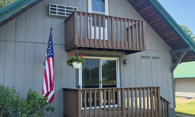 Northeast Michigan Cabin | Lost Pines Lodge - Uncle Sam - Cabin 1 - Pet Friendly