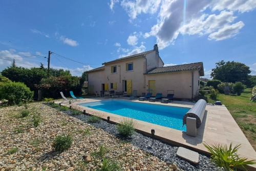 Damazan House | Lot et Garonne Gîte en campagne pour 6 personnes Piscine et jardin