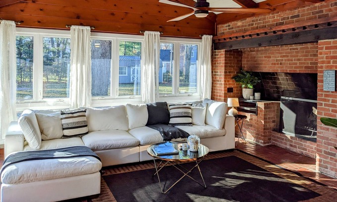 Bedford House | Lots of space (3200 sq ft), huge park like setting, and Amazing Location!!!!