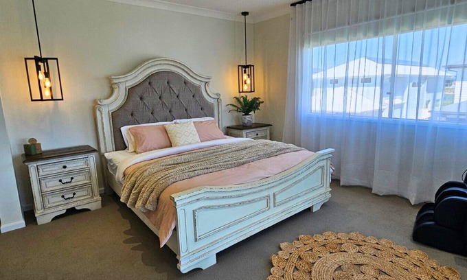 Mango Hill Apartment | `Lotus` Spacious 4BR Home in Mango Hill | Sleeps 8