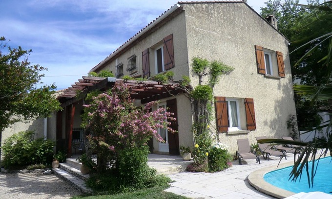 Vedene Villa | Lou Brès in Provence near Avignon with swimming pool and private gardens Wi Fi and air conditioning