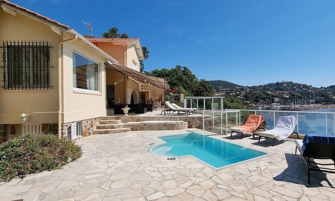 Espero-Pax Villa | Lou Cade