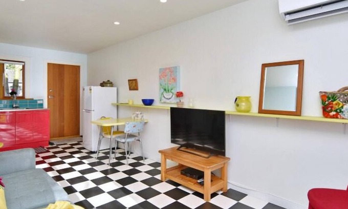 Christchurch City Centre Apartment | Louisa Chandler – Retro Charm by the City