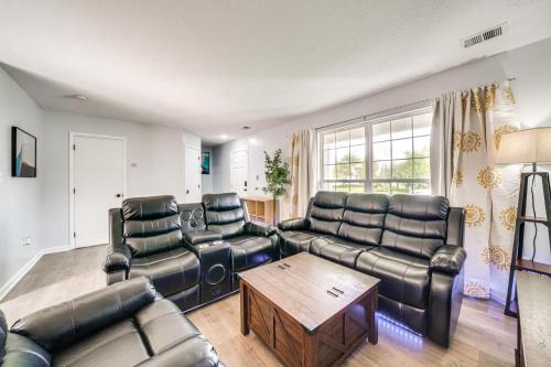 Highview House | Louisville Home with Large Yard 15 Mi to Downtown!