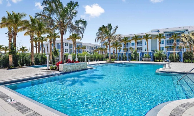 Secret Cove Apartment | Lounge in Heaven