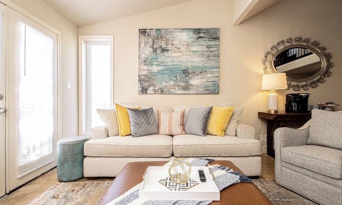 Royal Condo | Loungin’ on the LakenQuiet spot to relax and enjoy lake views!