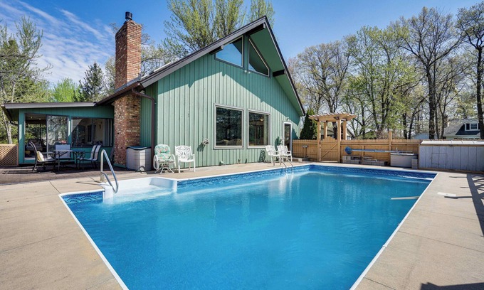 New Richmond House | 'Love Lake Retreat’ w/Hot Tub in New Richmond!