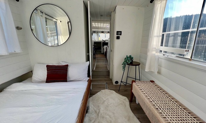 Port Moody Boat Rental | Love nest afloat: your floating oasis