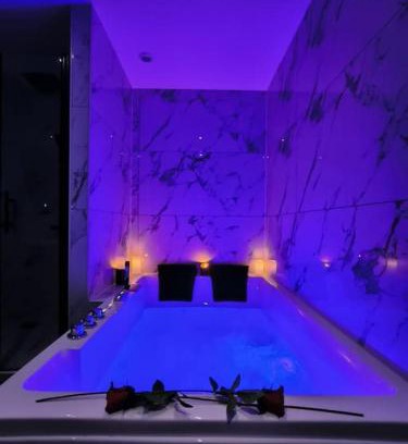 Montbrison Apartment | LOVE ROOM - Amour Chic et Intime