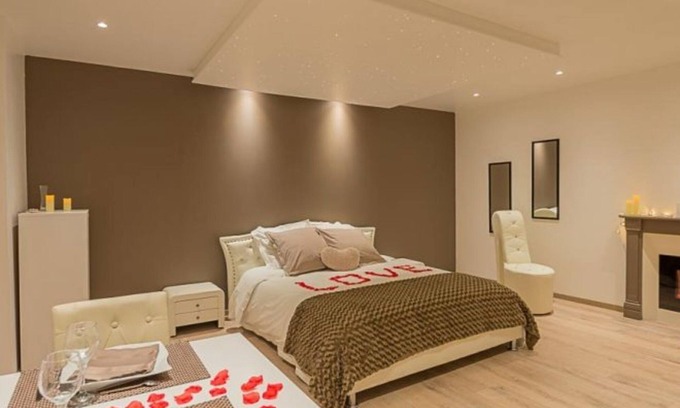 Bort-les-Orgues Bed & Breakfast | Love Room - Auvergne, Massif Central, at the Foot of the Volcanoes