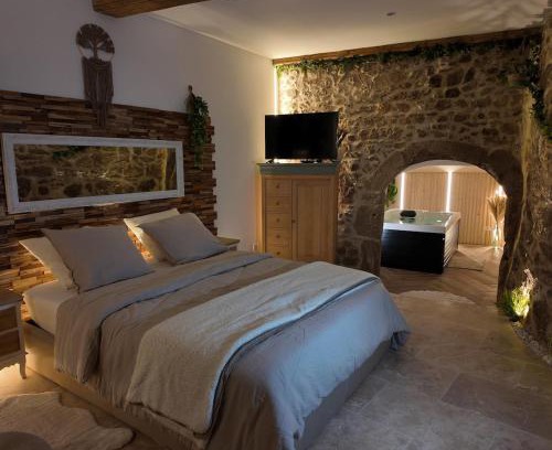 Grezieu-la-Varenne Apartment | Love room chambre romantique avec Jacuzzi
