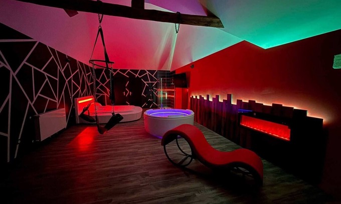 Echenoz-le-Sec Apartment | Love Room