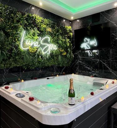 Saint-Ouen-l'Aumone Apartment | Love Room, Luna Spa