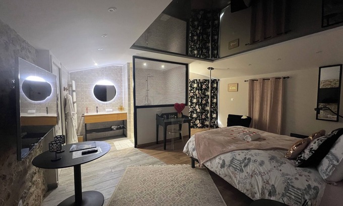 Le Perrier House | Love Room with private spa