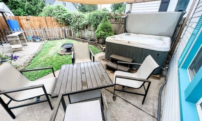 Port Clinton Cottage | Love Shack Private Hot tub steps to Jet/Town
