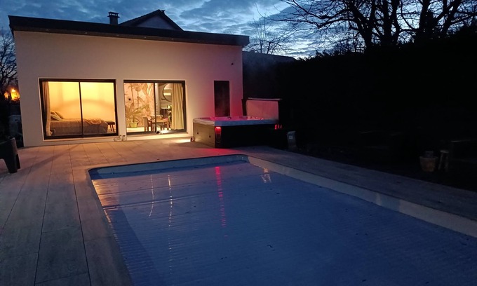Vincey House | lovebirds.spa Brand new poolhouse with spa