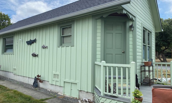 Coupeville Cottage | LoveJoy Cottage in quaint historic Coupeville. views of Penn Cove - Pet friendly